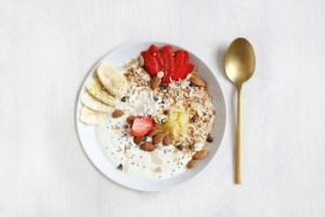 Coupez votre fruit en morceaux, vous ajoutez une grosse poignée de flocons, une poignée de fruits secs oléagineux, quelques raisins secs.
Versez un peu de lait végétal, ou le yaourt, ou la faisselle, et la cannelle si vous aimez.

